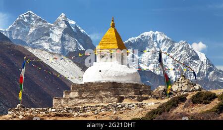 Stupa vicino villaggio di Dingboche con bandiere di preghiera e i monti Kangtega e Thamserku - modo di montare il campo base Everest - valle Khumbu - Nepal himalaya mo Foto Stock