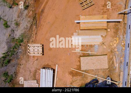 Pila di materiali da costruzione di legno pila di tavole di legno trave di telaio costruzione Foto Stock