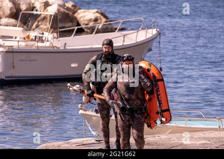 NAPOLI, ITALIA - 05 giu 2021: Subacquei che pescano con i arpioni a Napoli, Italia, 05 giu 2021. Foto Stock