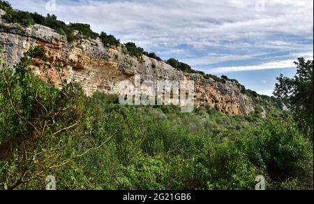 MODICA, SICILIA, ITALIA - 22 novembre 2015: Vista panoramica sul canyon di Cava d'Ispica in Sicilia, vicino alla città di Modica, famosa per le abitazioni rupestri e l'arco di sepoltura Foto Stock