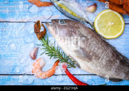 Pesce di cernia su ghiaccio con limone di rosmarino, pesce fresco di pesce crudo per cibo cotto Foto Stock