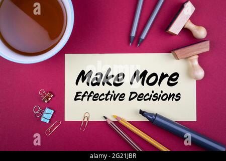 Prendere decisioni più efficaci. Sfondo rosso con forniture per ufficio. Foto Stock