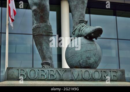 LONDRA, REGNO UNITO - 23 agosto 2015: Statua monumento del leggendario giocatore di calcio o di calcio Bobby Moore, capitano della squadra di calcio 1966 Inghilterra, outs Foto Stock