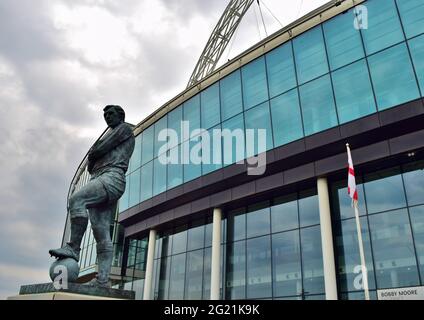 LONDRA, REGNO UNITO - 23 agosto 2015: Statua monumento del leggendario giocatore di calcio o di calcio Bobby Moore, capitano della squadra di calcio 1966 Inghilterra, outs Foto Stock