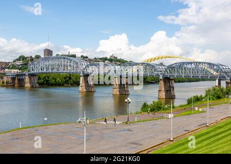 Il Purple People Bridge e il Daniel carter Beard Bridge attraversano il fiume Ohio da Newport, Kentucky, a Cincinnati, Ohio, USA. Foto Stock