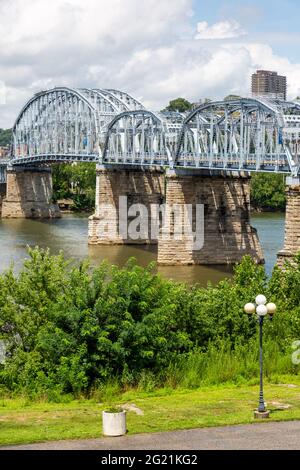 Il Newport Southbank Bridge, noto come Purple People Bridge, attraversa il fiume Ohio da Newport, Kentucky, a Cincinnati, Ohio, USA. Foto Stock