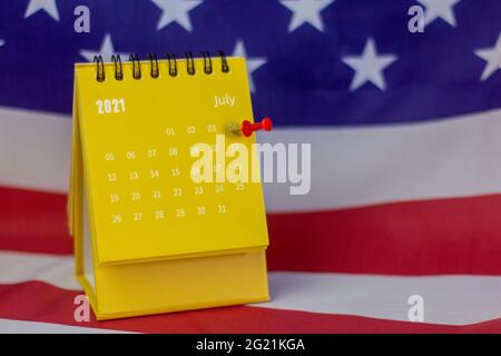 Calendario flip per luglio 2021. Calendario desktop con una data evidenziata del 4 luglio sullo sfondo della bandiera americana.American Independence Day Foto Stock