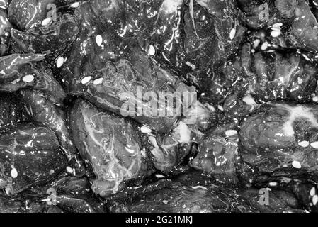 Fette di manzo marinate, luminose e succose, con spezie, olio e semi di sesamo Foto Stock