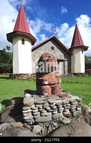 POLINESIA FRANCESE. ISOLE MARQUESAS. ISOLA DI NUKU HIVA. LA BAIA E IL VILLAGGIO DI HATIHEU SONO TRA I PIÙ BELLI DELL'ARCIPELAGO. IL CHU Foto Stock