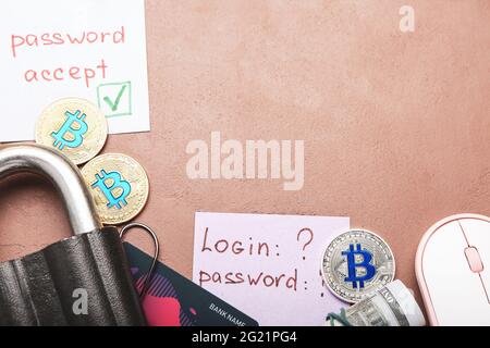 Composizione con serratura, carta di credito, bitcoins e denaro su sfondo a colori. Concetto di hacking Foto Stock
