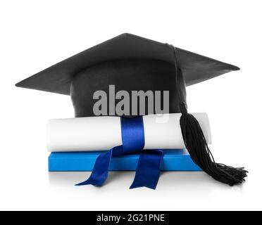 Cappello di laurea con diploma su sfondo bianco Foto Stock