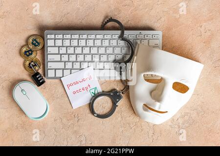 Composizione con tastiera per computer e maschera su sfondo a colori. Concetto di hacking Foto Stock