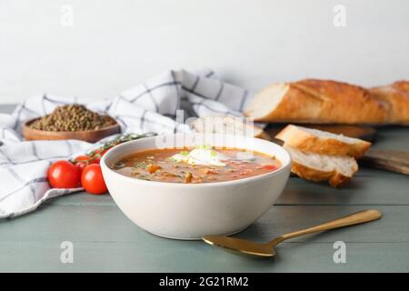 Ciotola di gustosa zuppa di lenticchie sul tavolo Foto Stock