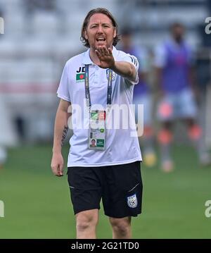 Doha, Qatar. 7 Giugno 2021. Il capo allenatore del Bangladesh Jamie Day gesti durante la seconda partita di calcio del Gruppo e tra Bangladesh e India alla Coppa del mondo FIFA Qatar 2022 e la Coppa asiatica AFC Cina 2023, la qualificazione preliminare congiunta a Doha, Qatar, il 7 giugno 2021. Credit: Nikku/Xinhua/Alamy Live News Foto Stock