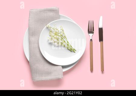 Bella tavola con fiori giglio-della-valle su sfondo a colori Foto Stock