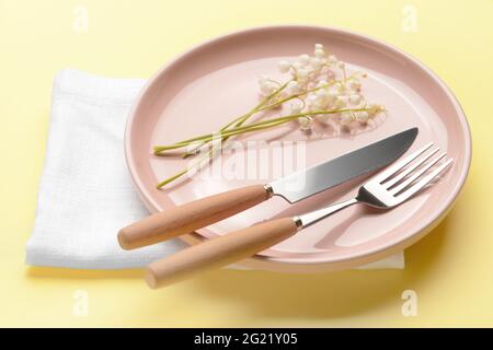 Bella tavola con fiori giglio-della-valle su sfondo a colori Foto Stock