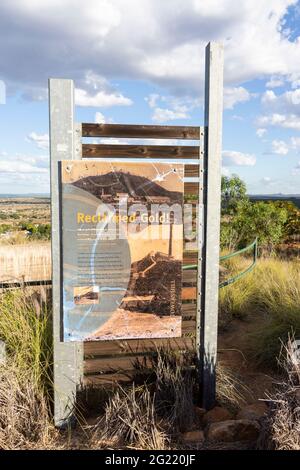 Un cartello o un cartello che spiega la storia delle miniere d'oro delle rovine delle antiche piritie opere su Tower Hill a Charters Towers, Queensland, Australia. Foto Stock