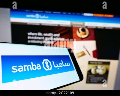 Cellulare con logo della società Saudita Samba Financial Group SJSC sullo schermo davanti alla pagina web. Mettere a fuoco al centro-sinistra del display del telefono. Foto Stock