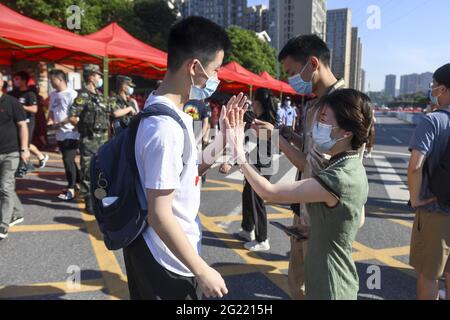 Pechino, Cina. 07 giugno 2021. 10.78 milioni di studenti delle scuole superiori prendono l'esame di ingresso del college in Cina il 07 giugno 2021.(Photo by TPG/cnsphotos) Credit: TopPhoto/Alamy Live News Foto Stock