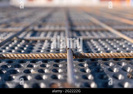 Vista ravvicinata del rinforzo del calcestruzzo. Allineamento geometrico delle barre di sicurezza sul cantiere. Rinforzi in blocco barre in acciaio. Foto Stock