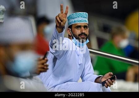 Doha, Qatar. 7 Giugno 2021. Un tifoso si pone per le foto prima della seconda partita di calcio del Gruppo e tra Qatar e Oman alla Coppa del mondo FIFA Qatar 2022 e alla Coppa asiatica AFC Cina 2023, Qualifiche congiunte preliminari a Doha, Qatar, il 7 giugno 2021. Credit: Nikku/Xinhua/Alamy Live News Foto Stock