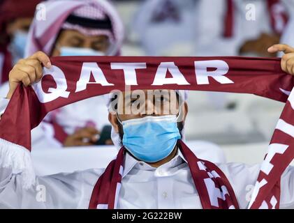 Doha, Qatar. 7 Giugno 2021. Tifosi del Qatar per la squadra che precede il secondo round della partita di calcio del Gruppo e tra il Qatar e l'Oman alla Coppa del mondo FIFA Qatar 2022 e la Coppa asiatica AFC Cina 2023, Qualifiche congiunte preliminari a Doha, Qatar, il 7 giugno 2021. Credit: Nikku/Xinhua/Alamy Live News Foto Stock