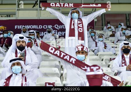 Doha, Qatar. 7 Giugno 2021. I tifosi del Qatar si rallegrano per la squadra che precede il secondo round della partita di calcio del Gruppo e tra Qatar e Oman alla Coppa del mondo FIFA Qatar 2022 e la Coppa asiatica AFC Cina 2023, Qualifiche congiunte preliminari a Doha, Qatar, il 7 giugno 2021. Credit: Nikku/Xinhua/Alamy Live News Foto Stock