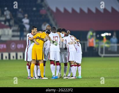 Doha, Qatar. 7 Giugno 2021. I giocatori di partenza del Qatar si riuniscono prima della seconda partita di calcio del Gruppo e tra Qatar e Oman alla Coppa del mondo FIFA Qatar 2022 e alla Coppa asiatica AFC Cina 2023, Qualifiche congiunte preliminari a Doha, Qatar, il 7 giugno 2021. Credit: Nikku/Xinhua/Alamy Live News Foto Stock