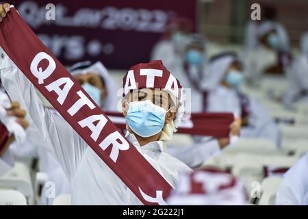 Doha, Qatar. 7 Giugno 2021. Un fan del Qatar si acclama per la squadra che precede la seconda partita di calcio del Gruppo e tra il Qatar e l'Oman alla Coppa del mondo FIFA Qatar 2022 e la Coppa asiatica AFC Cina 2023, Qualifiche preliminari congiunte a Doha, Qatar, il 7 giugno 2021. Credit: Nikku/Xinhua/Alamy Live News Foto Stock