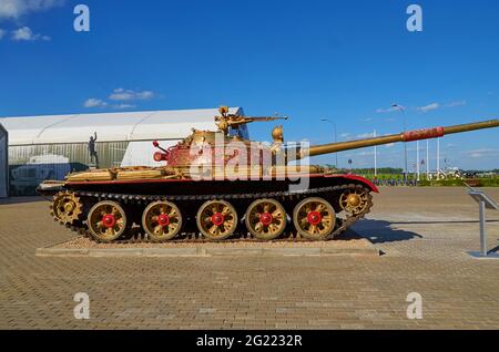 Russia. Oblast di Mosca. Patriot Park. 22 maggio 2021. Serbatoio medio T-62 dipinto nello stile di Khokhloma Foto Stock