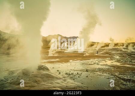 Vista all'alba del campo geyser El Tatio, vicino a San Pedro de Atacama, nelle Ande Mountains, Cile settentrionale Foto Stock