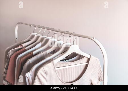 Rack con eleganti abiti estivi da donna. Concept per negozi, bellezza, moda. Foto Stock