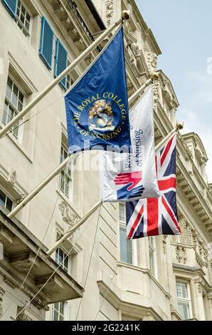 Londra, Regno Unito - 21 aprile 2021: Bandiere al di fuori della sede del Royal College of Nursing, che rappresenta e promuove infermieri nel Regno Unito. Piazza Cavendish Foto Stock