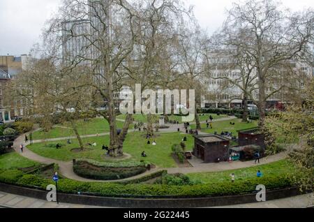 Londra, Regno Unito - 21 aprile 2021: Vista elevata di Cavendish Square a Westminster, Londra. La gente sta sfruttando questo spazio pubblico aperto solo behi Foto Stock