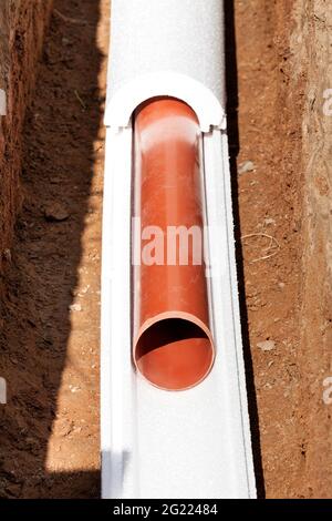 Installazione di rete idrica, fognature sanitarie, sistemi di drenaggio delle acque piovane, tubi in plastica avvolti in isolamento Foto Stock