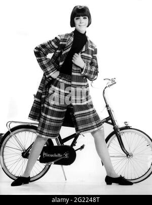 Moda, anni '60, modello, giovane donna che indossa bermudas cappotto combinazione, ADDIZIONALE-DIRITTI-CLEARANCE-INFO-NON-DISPONIBILE Foto Stock