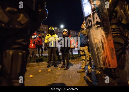 Un paramedico viene fermato da ufficiali di polizia accusati di far parte del primo gruppo durante la dimostrazione. Il 4 giugno, il governo colombiano ordinò ai dimostranti di smantellare il campo medico volontario, posto alla 'porta americana' ribattezzato 'porta di resistenza' a Bogot·. In risposta a ciò, le organizzazioni di diritto umano hanno chiesto al sindaco di Bogot· di dare loro un posto facoltativo per istituire il campo medico. Non hanno ottenuto una risposta e invece sono stati attaccati dalla polizia anti-sommossa durante la sera. I dimostranti sono stati sparati con barattoli di gas lacrimogeni, granate di stordimento e cannoni ad acqua Foto Stock