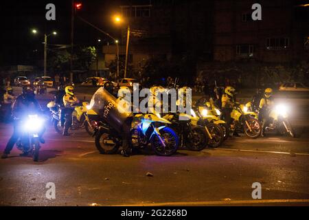 Gli agenti di polizia hanno visto sulle loro moto mentre si preparano a confrontarsi con i manifestanti durante la dimostrazione. Il 4 giugno, il governo colombiano ordinò ai dimostranti di smantellare il campo medico volontario, posto alla 'porta americana' ribattezzato 'porta di resistenza' a Bogot·. In risposta a ciò, le organizzazioni di diritto umano hanno chiesto al sindaco di Bogot· di dare loro un posto facoltativo per istituire il campo medico. Non hanno ottenuto una risposta e invece sono stati attaccati dalla polizia anti-sommossa durante la sera. I dimostranti sono stati sparati con barattoli di gas lacrimogeni, granate di stordimento e cannoni ad acqua. Il conf Foto Stock