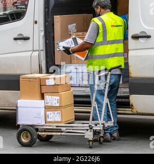 UK Business XPO Logisitics delivyn da vecchio pulmino bianco arrugginito in Chapel Street, Southport, Regno Unito Foto Stock