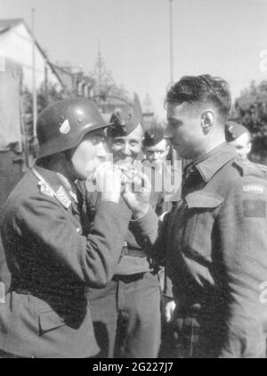 Eventi, seconda guerra mondiale / seconda guerra mondiale, Francia, Dieppe, 19.8.1942, sergente tedesca con un ufficiale canadese catturato, sigaretta illuminazione, EDITORIALE-USO-SOLO Foto Stock