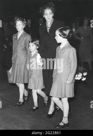 Ingrid of Sweden, 28.3.1910 - 7.11.2000, Queen Consort of Denmark 1947 - 1972, foto di gruppo, INFORMAZIONI-DIRITTI-AGGIUNTIVI-DI-LIQUIDAZIONE-NON-DISPONIBILI Foto Stock