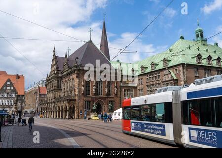 Brema, Germania - 25 maggio 2021: Tram che attraversa il centro storico di Brema Foto Stock