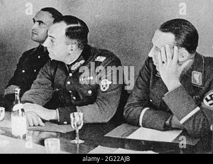 Daluege, Kurt, 15.9.1897 - 23.10.1946, politico tedesco (NSDAP), mezza lunghezza, Con Werner Best, Wolf Conte Helldorf, SOLO PER USO EDITORIALE Foto Stock