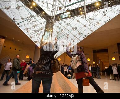 Dettagli della famosa piramide di vetro al Louvre, Parigi Foto Stock