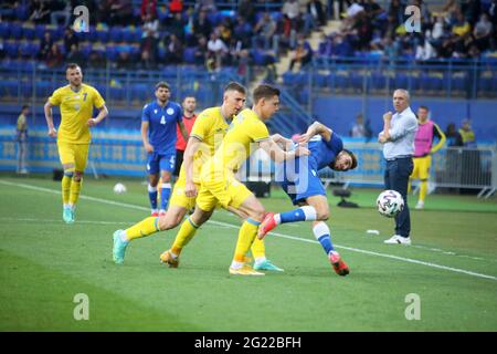 Non esclusivo: KHARKIV, UKAINE - 07 GIUGNO 2021 - i giocatori sono visti in azione durante la partita amichevole tra le squadre nazionali di Ucraina e Cipro Foto Stock