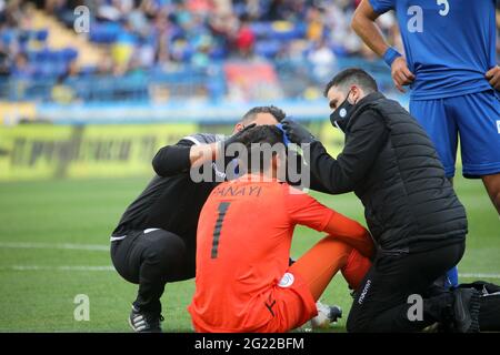 Non esclusivo: KHARKIV, UKAINE - 07 GIUGNO 2021 - portiere della nazionale di calcio cipriota Constantinos Panagi si ferisce durante l'amico Foto Stock