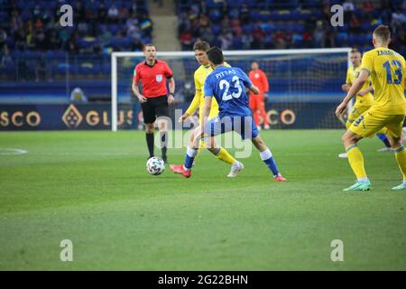 Non esclusivo: KHARKIV, UKAINE - 07 GIUGNO 2021 - i giocatori sono visti in azione durante la partita amichevole tra le squadre nazionali di Ucraina e Cipro Foto Stock