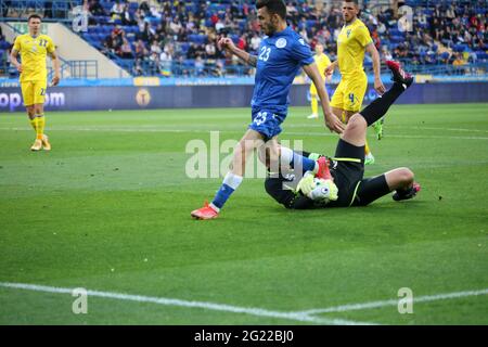 Non esclusivo: KHARKIV, UKAINE - 07 GIUGNO 2021 - i giocatori sono visti in azione durante la partita amichevole tra le squadre nazionali di Ucraina e Cipro Foto Stock