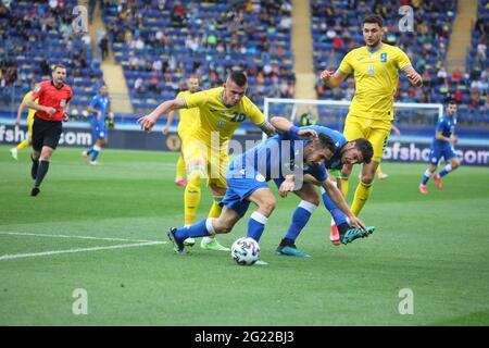 Non esclusivo: KHARKIV, UKAINE - 07 GIUGNO 2021 - centrocampista della nazionale di calcio ucraino Oleksandr Zubkov è visto in azione il m amichevole Foto Stock