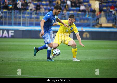 Non esclusivo: KHARKIV, UKAINE - 07 GIUGNO 2021 - Forward della nazionale di calcio ucraino Roman Yaremchuk è visto in azione la partita amichevole Foto Stock